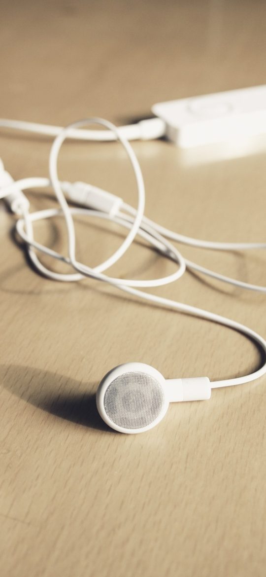 番茄音乐畅听下载管理界面截图，列表展示多首正在下载的曲目，每行带有进度条与暂停按钮，顶部显示已用存储空间统计数字